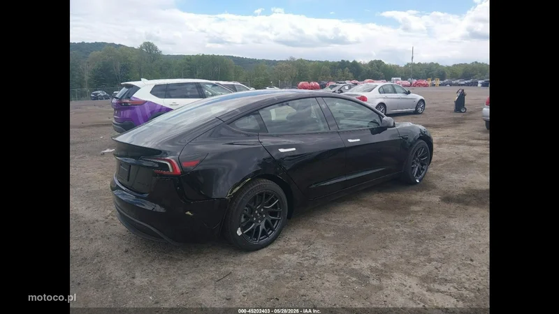 Tesla Model 3 4