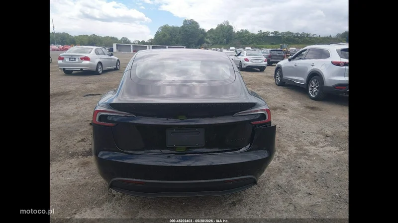 Tesla Model 3 8