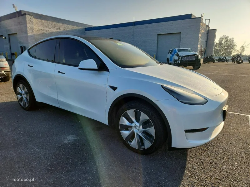 Tesla Y 3