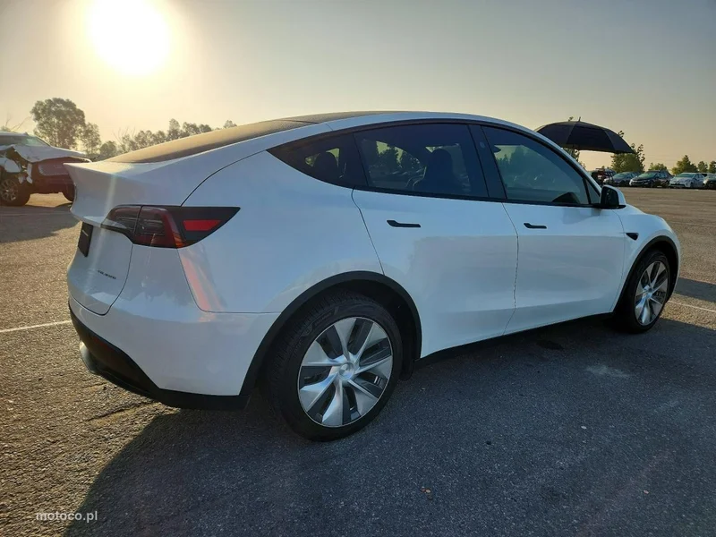 Tesla Y 4