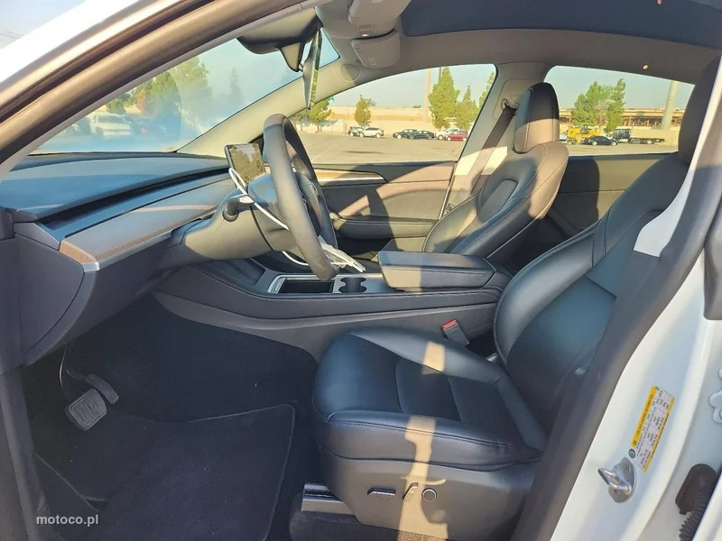 Tesla Y 7