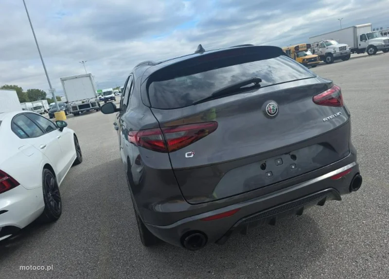 Alfa Romeo Stelvio 5