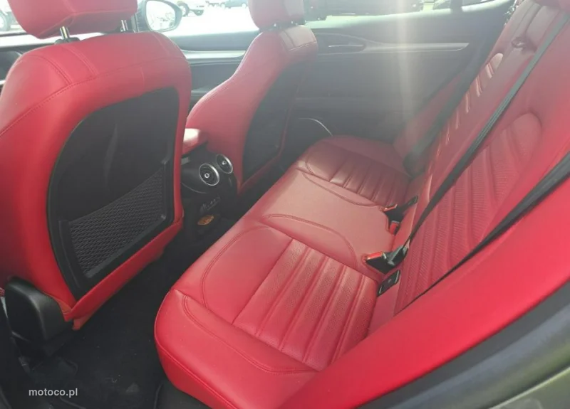 Alfa Romeo Stelvio 10