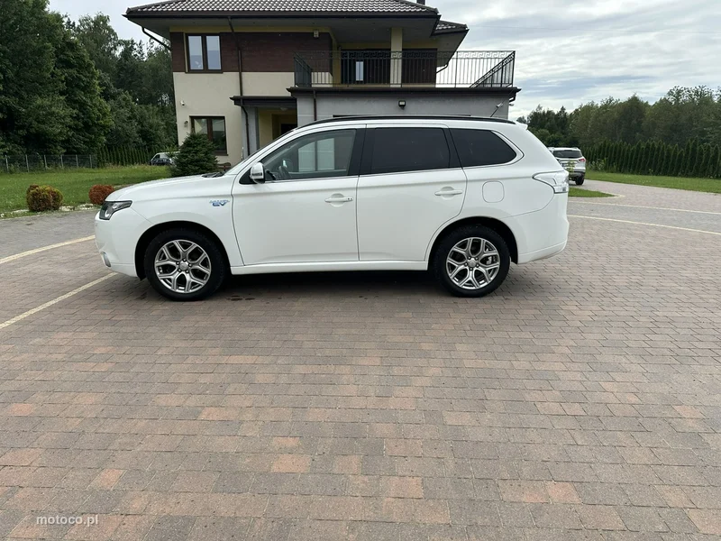 Mitsubishi Outlander 4