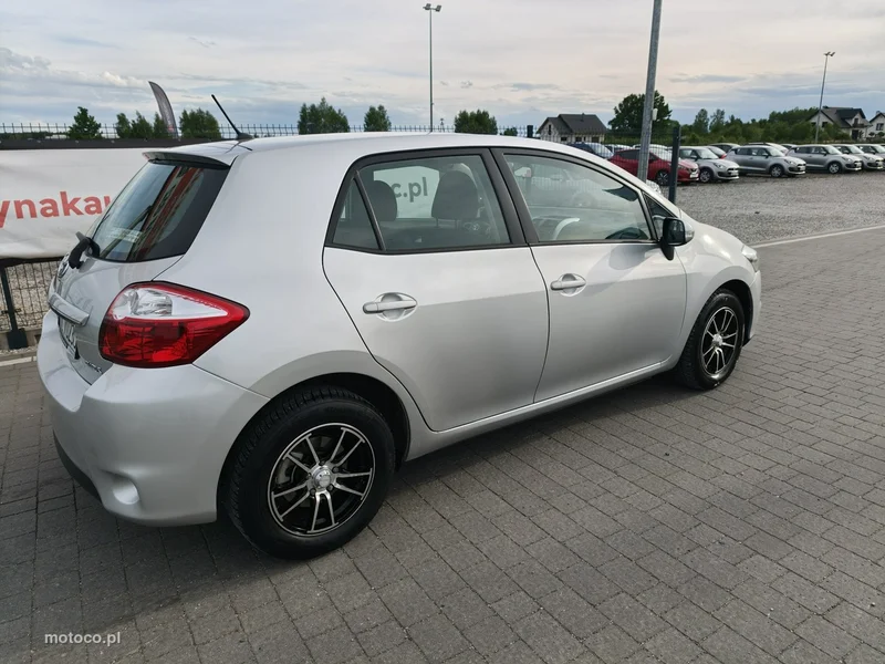 Toyota Auris E180 11