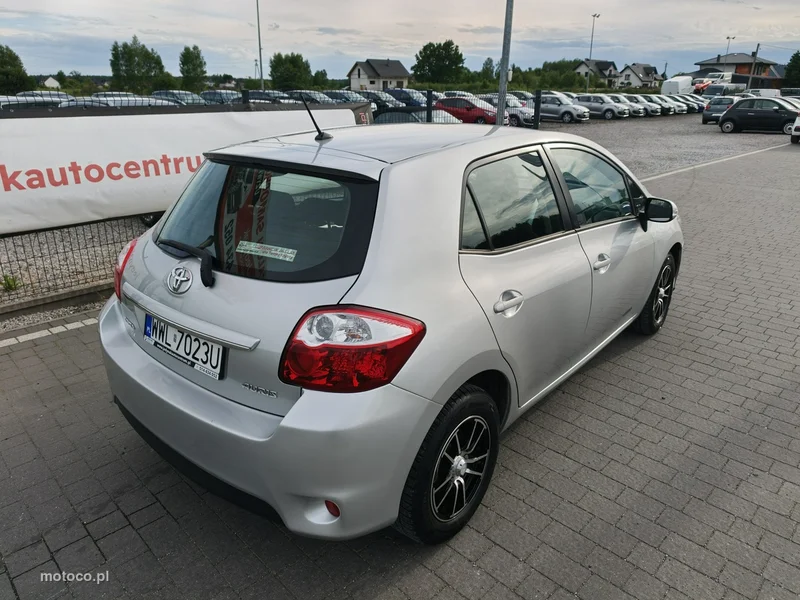 Toyota Auris E180 13