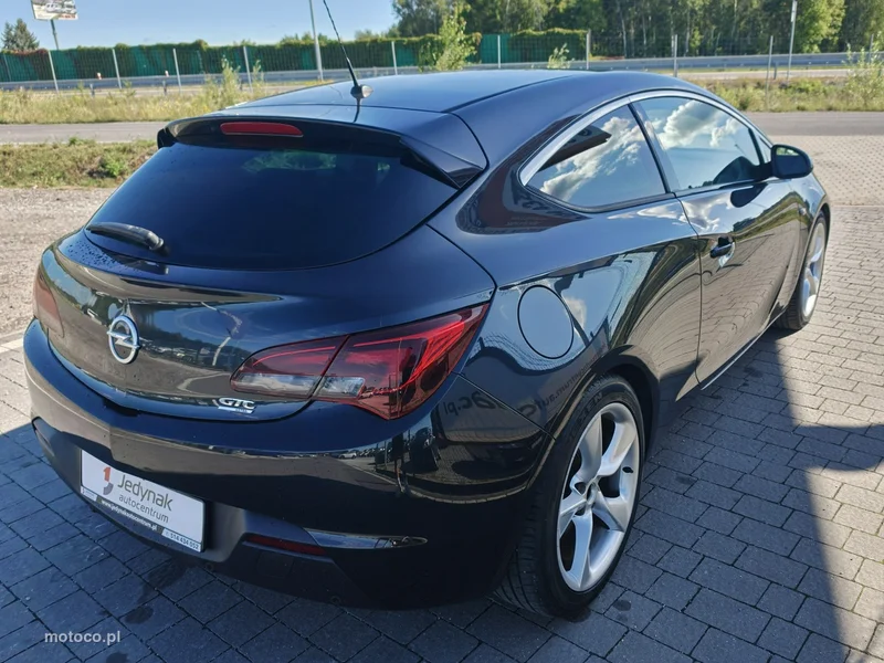 Opel Astra GTC 10