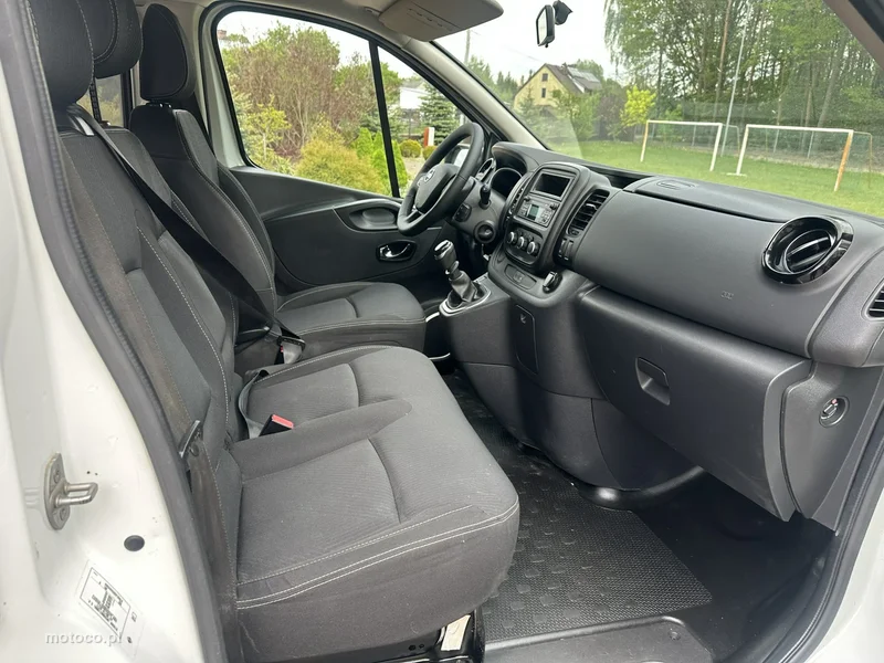 Nissan NV300 12