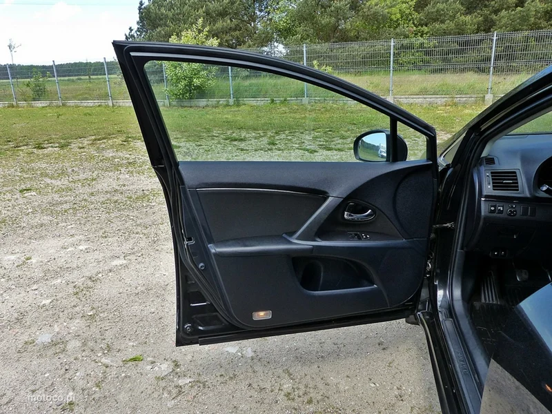 Toyota Avensis T27 17