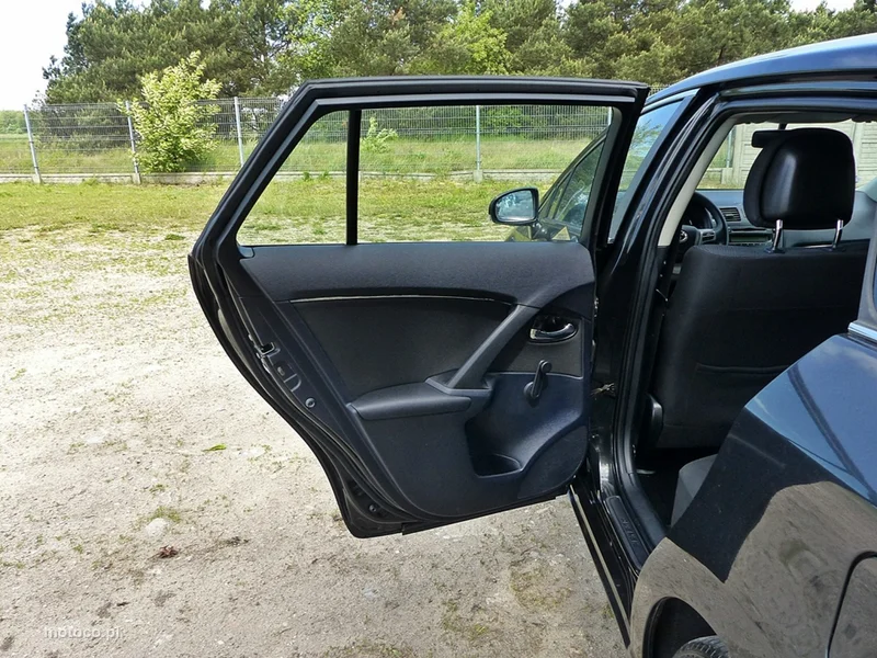 Toyota Avensis T27 21