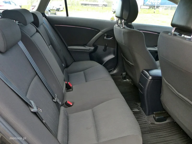 Toyota Avensis T27 23
