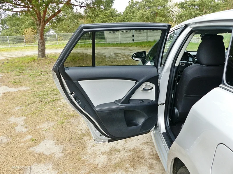 Toyota Avensis T27 22