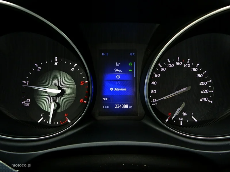 Toyota Avensis T27 29