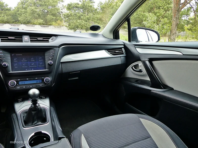 Toyota Avensis T27 37