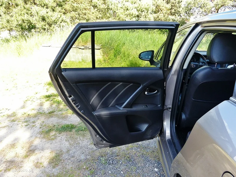 Toyota Avensis T27 21