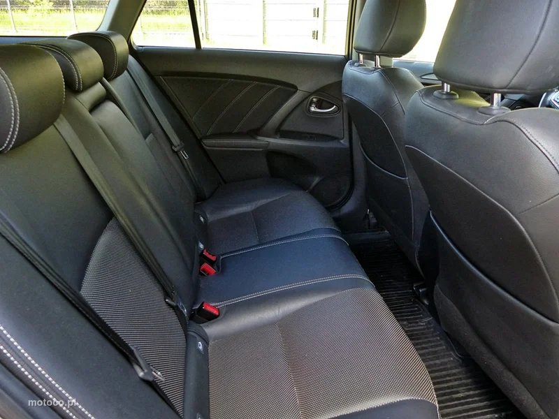 Toyota Avensis T27 23