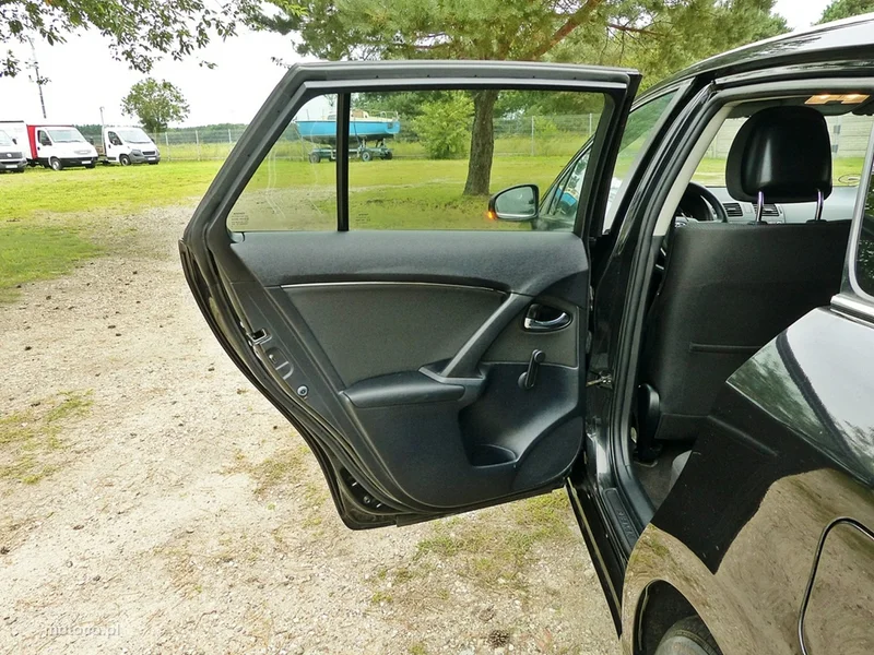 Toyota Avensis T27 21