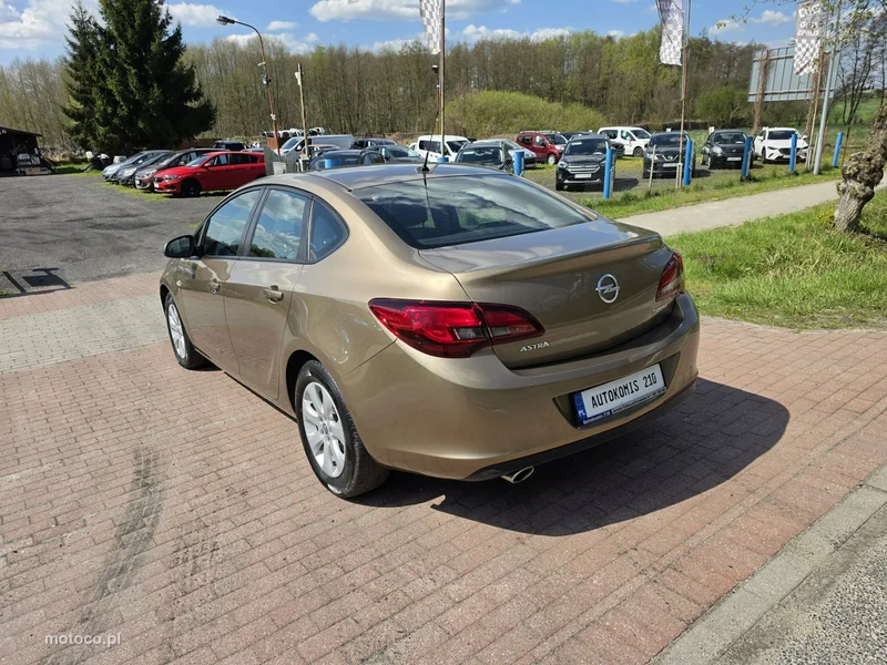 Opel Astra J 4