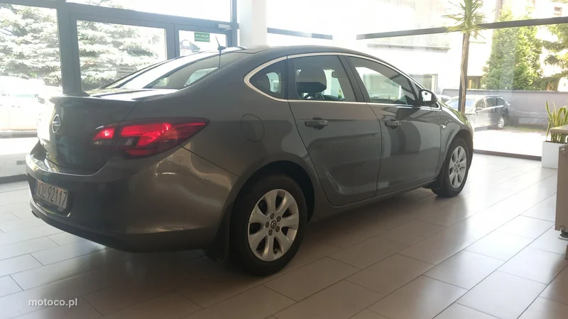 Opel Astra J 3