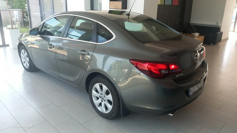 Opel Astra J 4