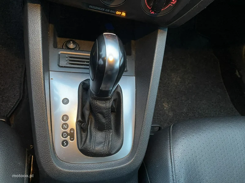 Volkswagen Jetta VI 16