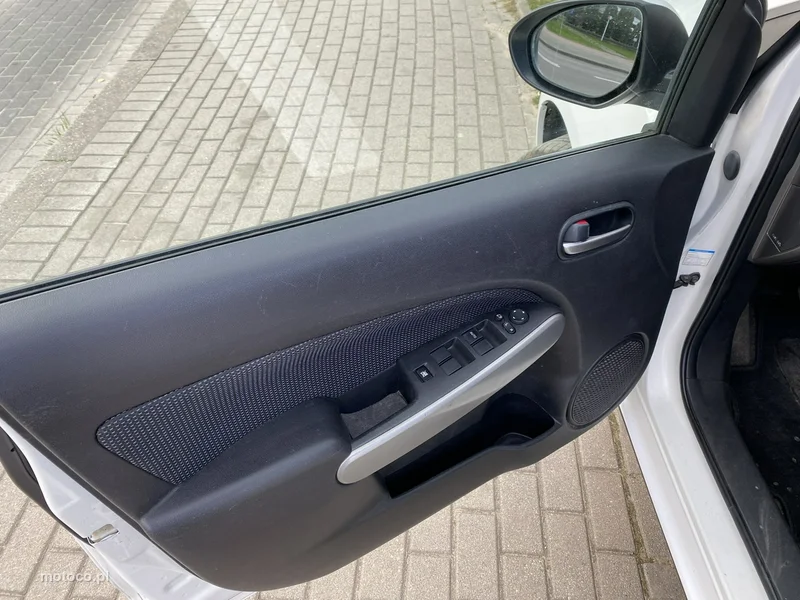 Mazda 2 10