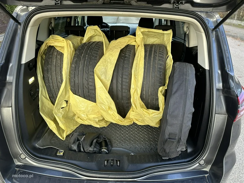 Ford S-Max II 14