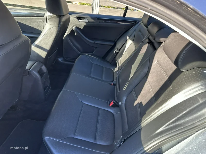 Volkswagen Jetta VI 12