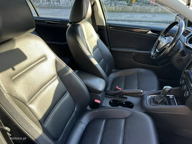 Volkswagen Jetta VI 16