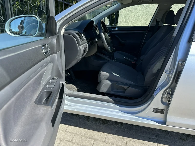 Volkswagen Golf V 9