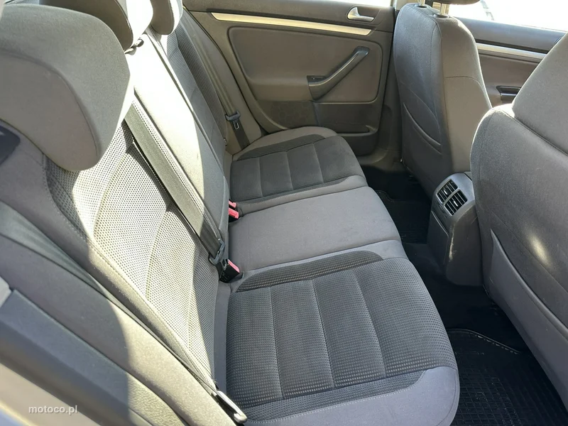 Volkswagen Golf V 9