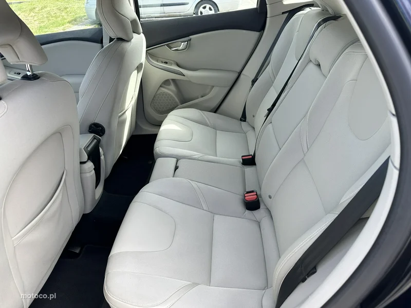 Volvo V40 11