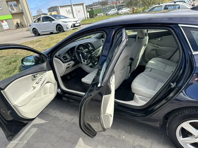 Volvo V40 13