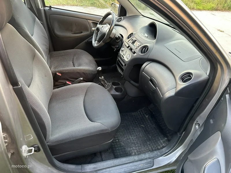 Toyota Yaris XP10 11