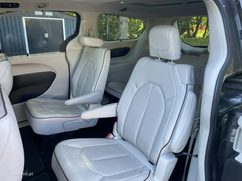 Chrysler Pacifica 11