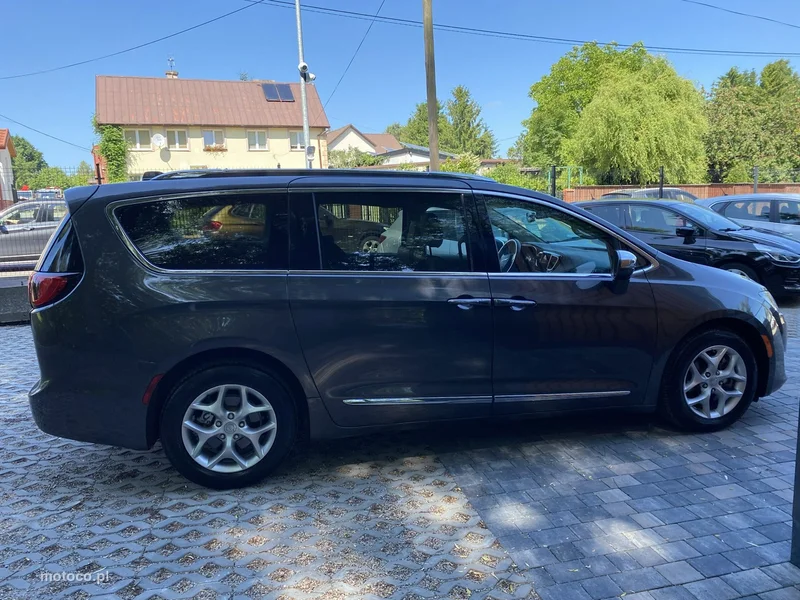 Chrysler Pacifica 3