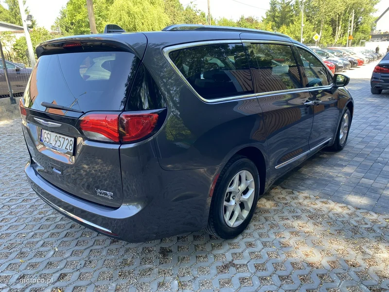 Chrysler Pacifica 5