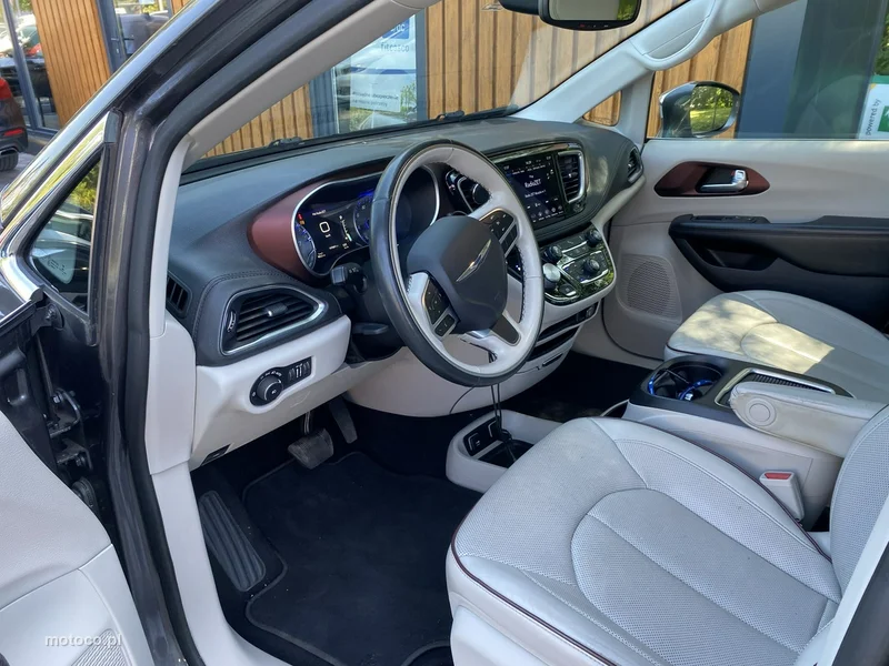 Chrysler Pacifica 8