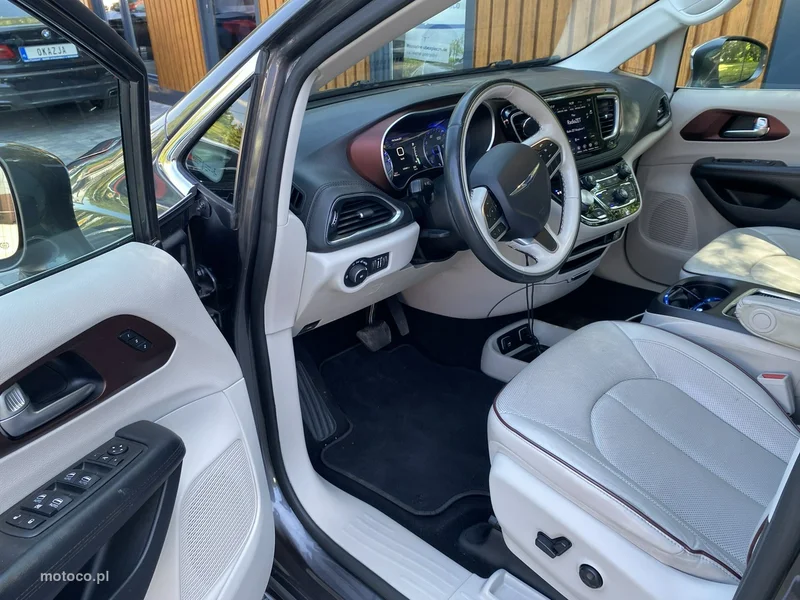 Chrysler Pacifica 9