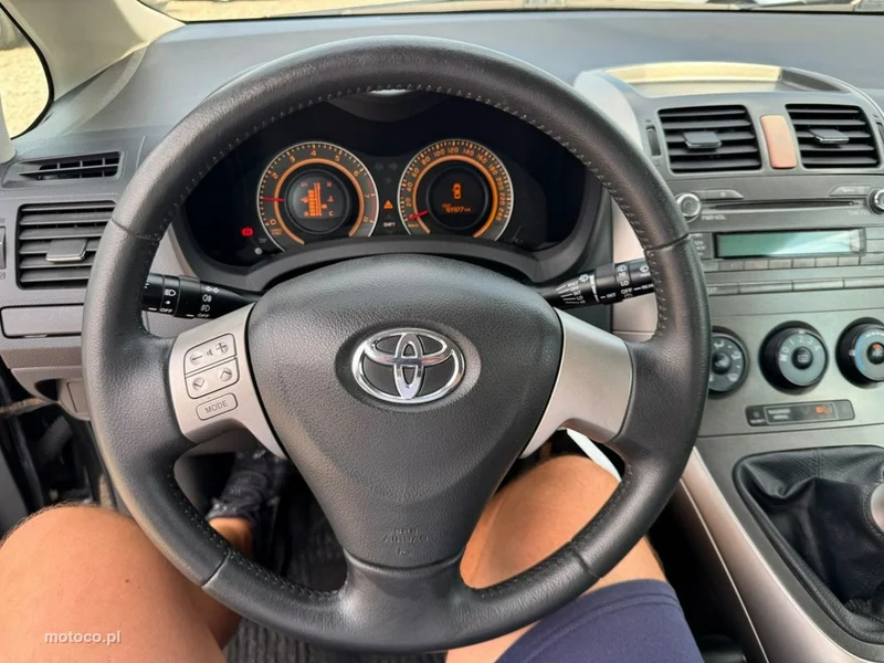 Toyota Auris E150 11