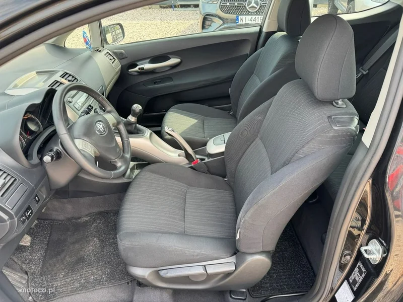 Toyota Auris E150 12