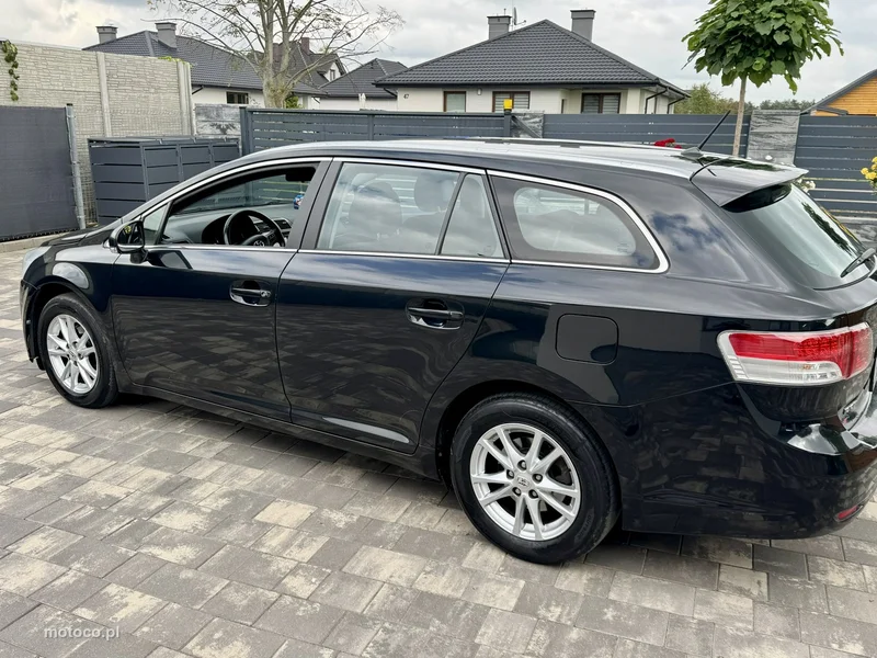 Toyota Avensis T27 11