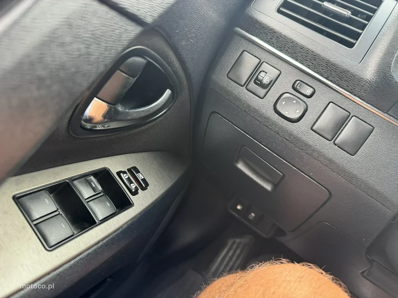 Toyota Avensis T27 26