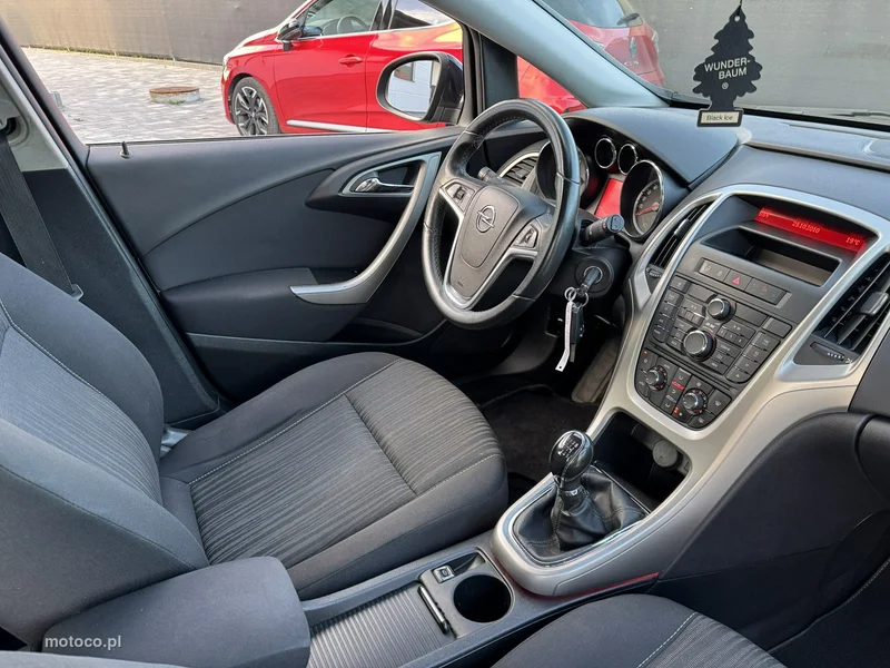 Opel Astra J 9