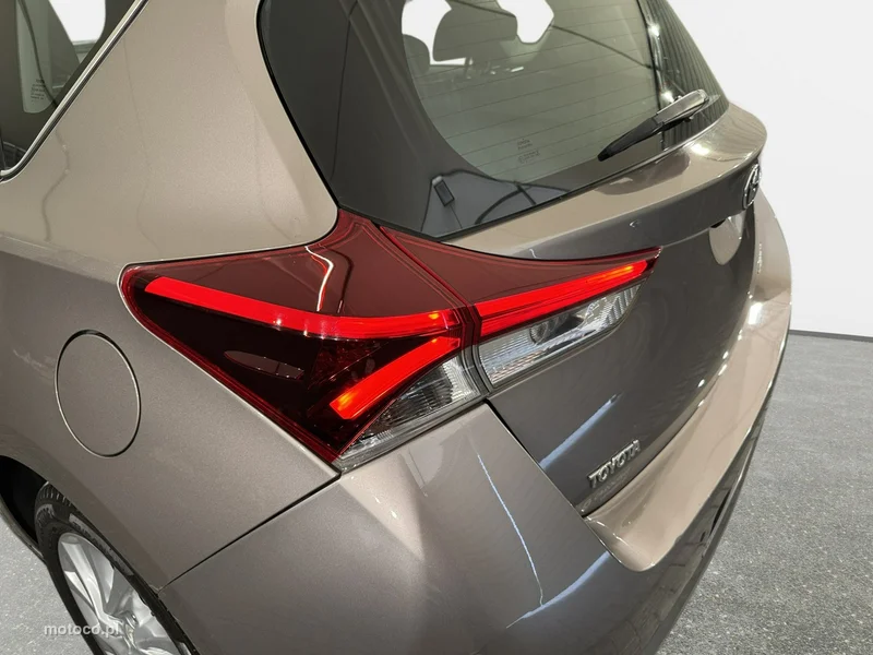 Toyota Auris E180 11