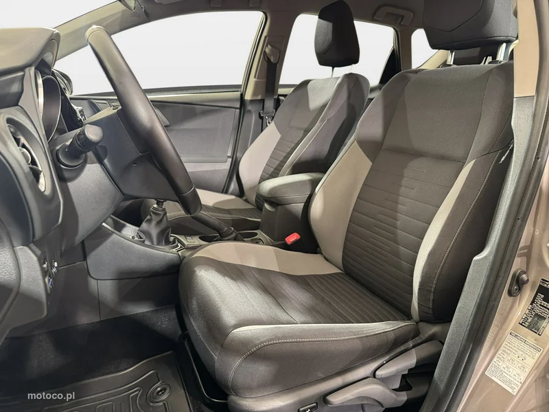 Toyota Auris E180 13