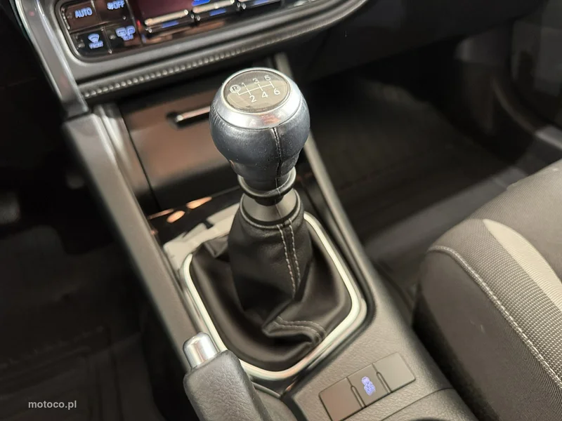 Toyota Auris E180 17