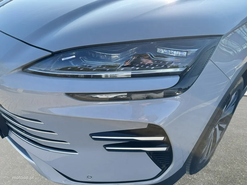 BYD SEAL U 8