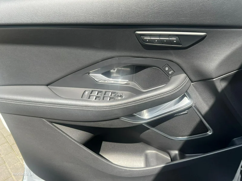 Jaguar E-Pace 16