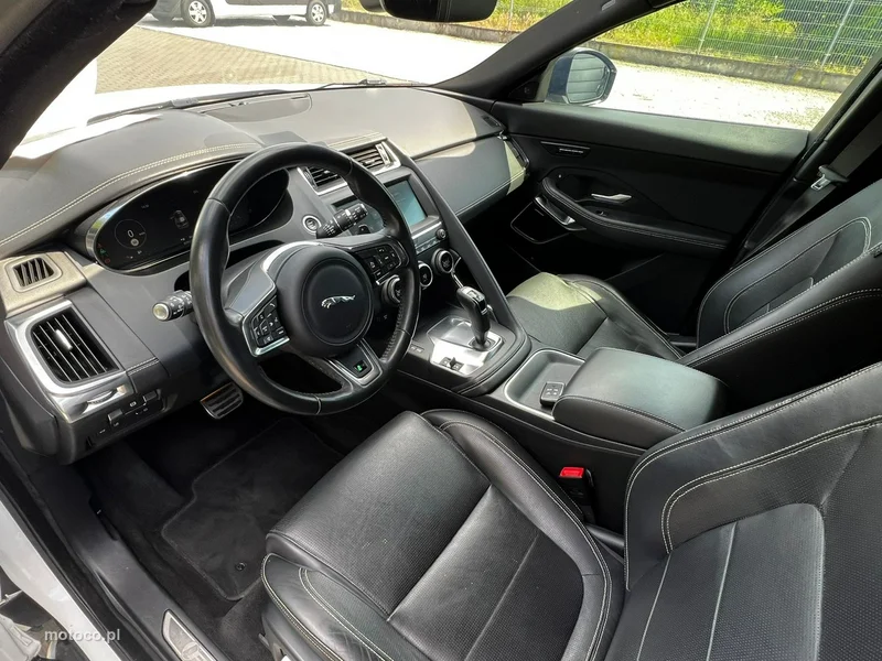 Jaguar E-Pace 9